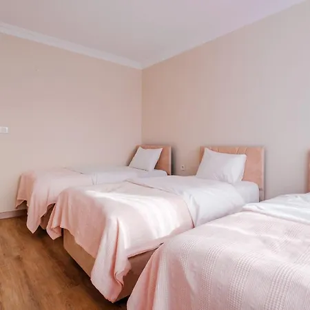 شقة Tranquil Flat With Balcony In *
